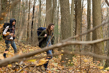 穿越森林的年轻女子图片