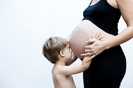 怀孕母亲和男孩背景图片