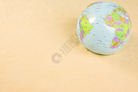 海滩上的充气球图片