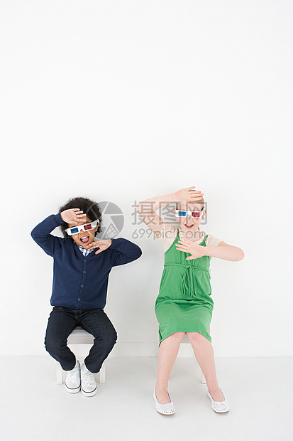 戴着3D眼镜的男孩和女孩图片