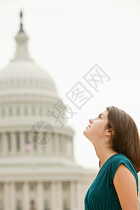 美国国会大厦旁的女孩图片