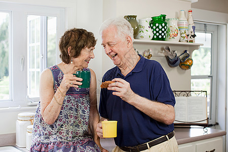 老年夫妇喝热饮图片
