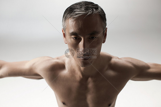 肌肉发达的成熟男人图片