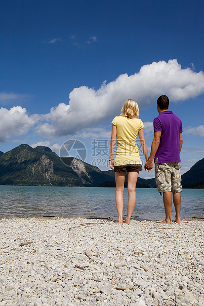 一对夫妇站在湖边图片