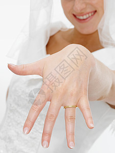 新娘拿出结婚戒指图片