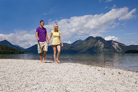 一对年轻夫妇在湖边散步图片