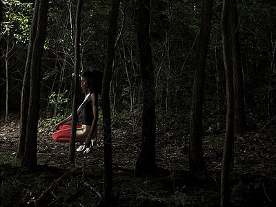 森林中的女运动员图片