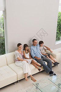 在沙发上放松的一家人图片