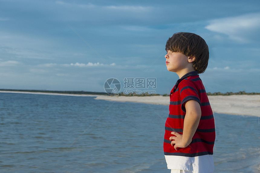 小男孩站在海边图片