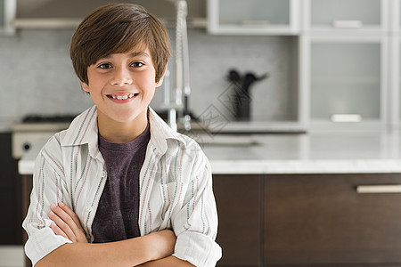 微笑的西班牙裔男孩背景图片