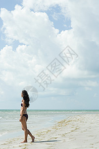 海边的年轻女子图片