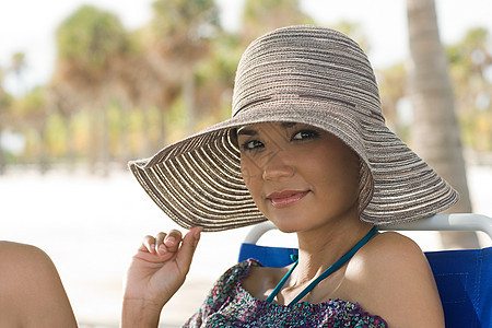 戴着太阳帽的女人图片