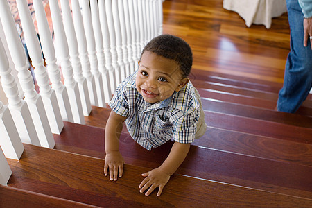 爬楼梯的男孩图片