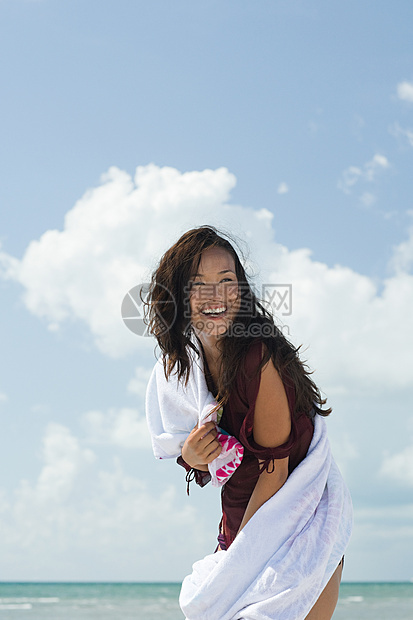 海边度假的女人图片