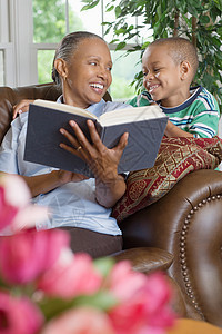奶奶和孙子在看书图片