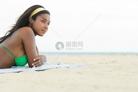 海滩上的年轻女子图片