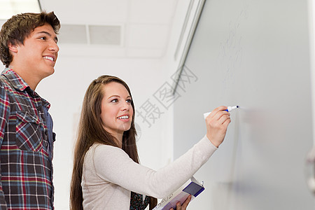 中学生在黑板上写字图片