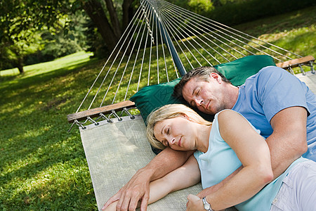 一对躺在吊床上的夫妇图片素材