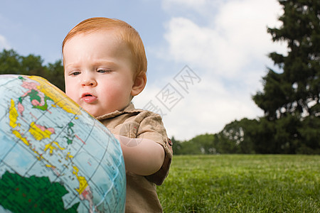 玩气球的婴儿图片