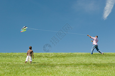 玩风筝的父子图片