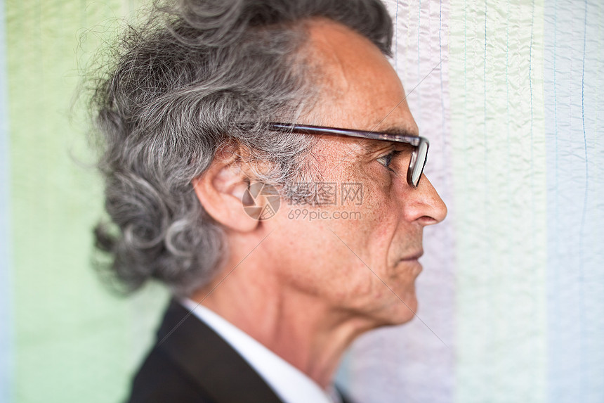 戴眼镜老人侧面照片高清图片下载 正版图片 摄图网 戴眼镜老人侧面照片高清图片下载 正版图片 摄图网