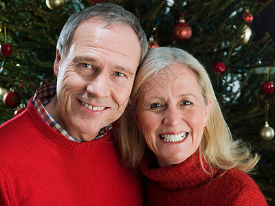 圣诞节相互拥抱的夫妇背景图片