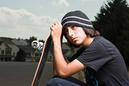 只有一个青春期前的男孩玩滑板的小男孩背景