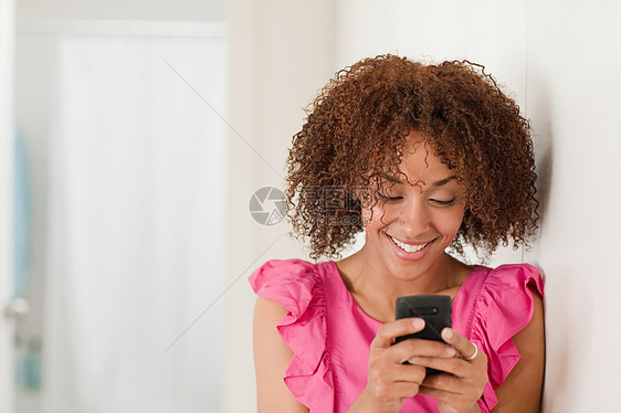 玩手机的女人图片