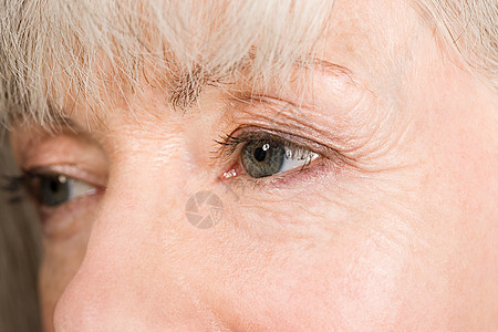 老年妇女的眼睛特写图片