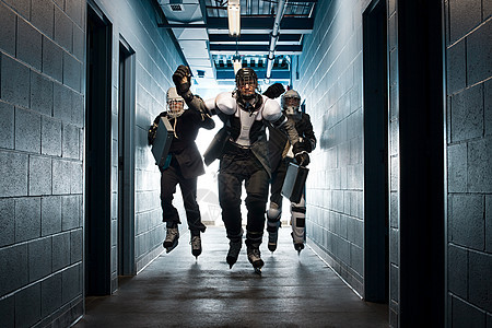 三个穿冰球制服的运动员图片