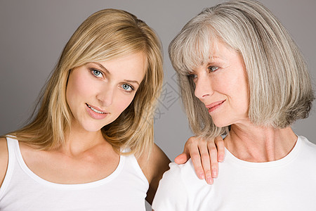 青年妇女和老年妇女图片