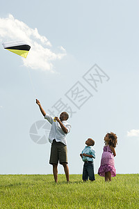 放风筝的父亲和孩子图片