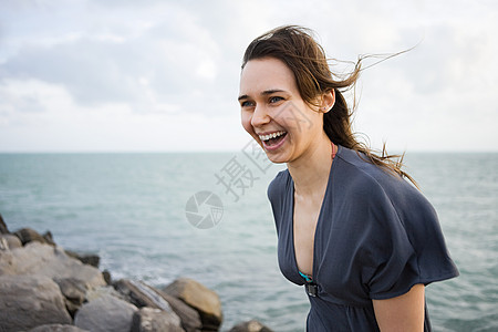 海边的女子图片