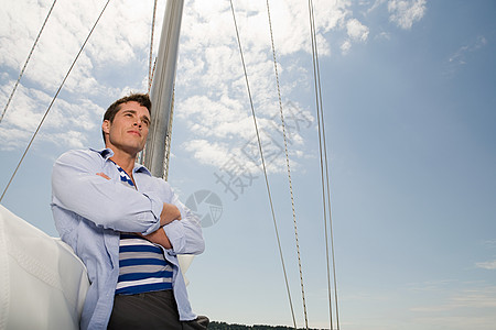 帆船上的年轻人背景图片