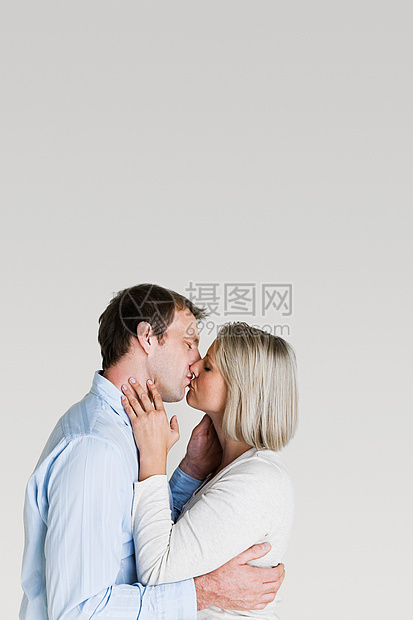 情侣接吻图片