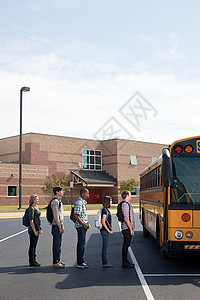 中学生排队等校车图片
