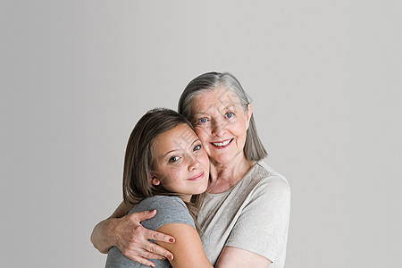 女孩和祖母拥抱在一起图片