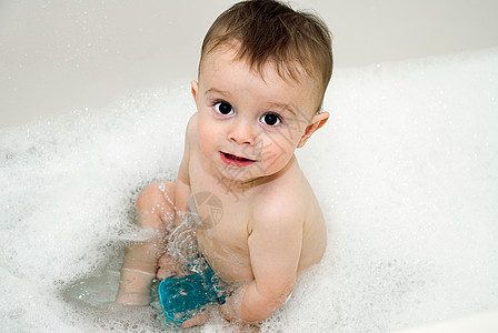 正在洗澡的男婴图片