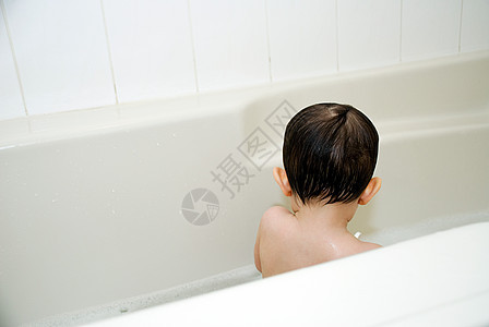 在浴缸里洗澡的男婴图片