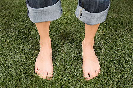 光脚的背影图片