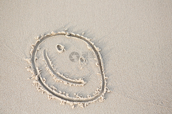 在沙地上画着笑脸图片