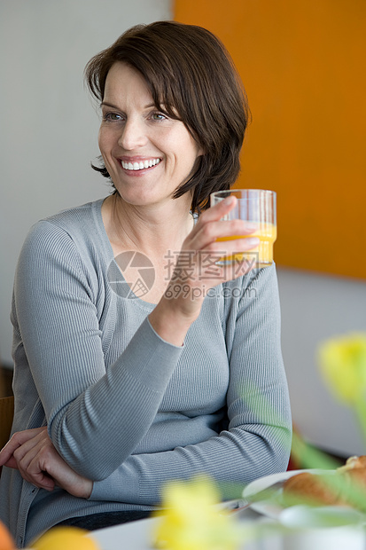 正在喝果汁的女人图片