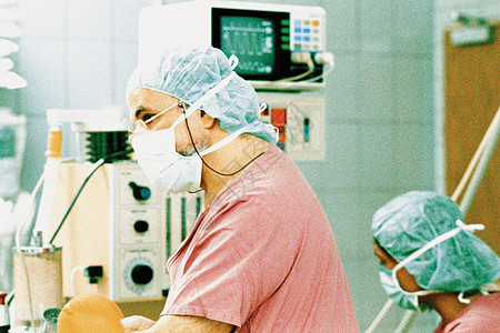 手术室里的外科医生图片