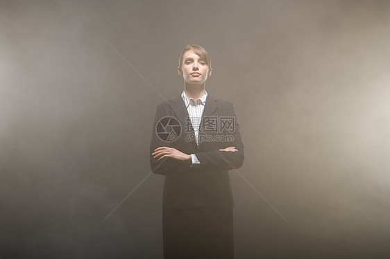 在烟雾里站着的女商人图片