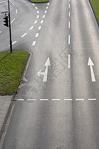 道路上的箭头标志图片