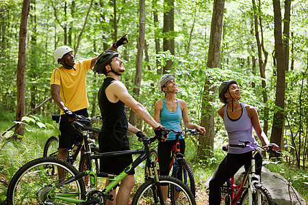 在森林里的骑自行车的人图片
