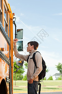 砰砰砰男中学生敲校车门背景