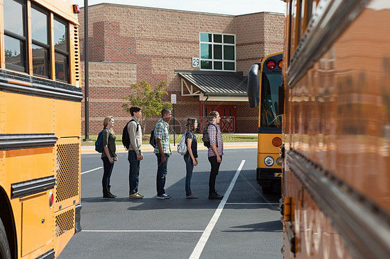 中学生排队等校车图片