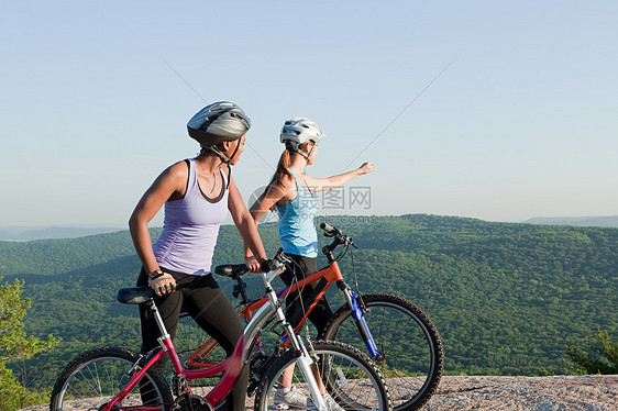 两名女自行车手图片