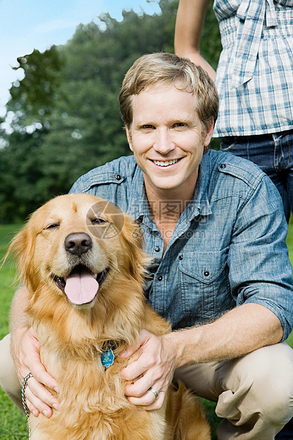 带着金毛猎犬的男人图片